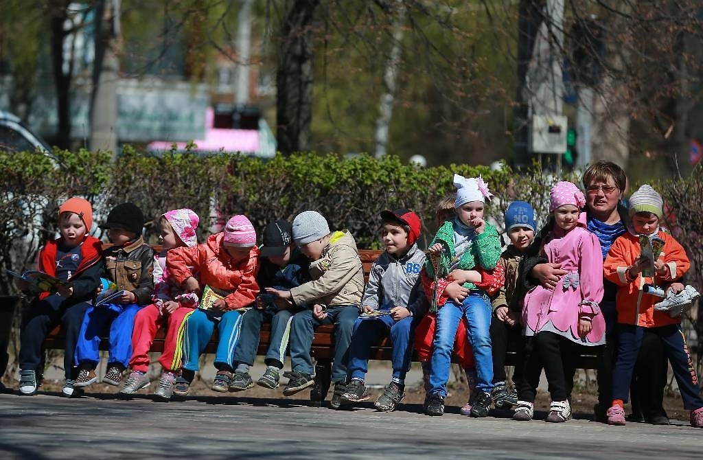 Даже 30 детей в одной группе сами по себе не означают нарушения: для дошкольников от трёх до семи лет потребуется не менее 60 м² игровой комнаты. Фото © Владимир Смирнов/ТАСС 