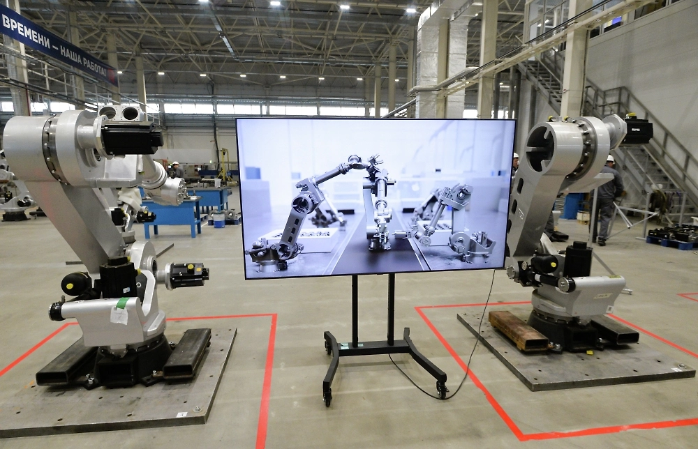 Роботизированные манипуляторы становятся обычной частью современных заводов: оборудование программируют под конкретные производственные операции. Фото © РИА Новости / Александр Кондратюк