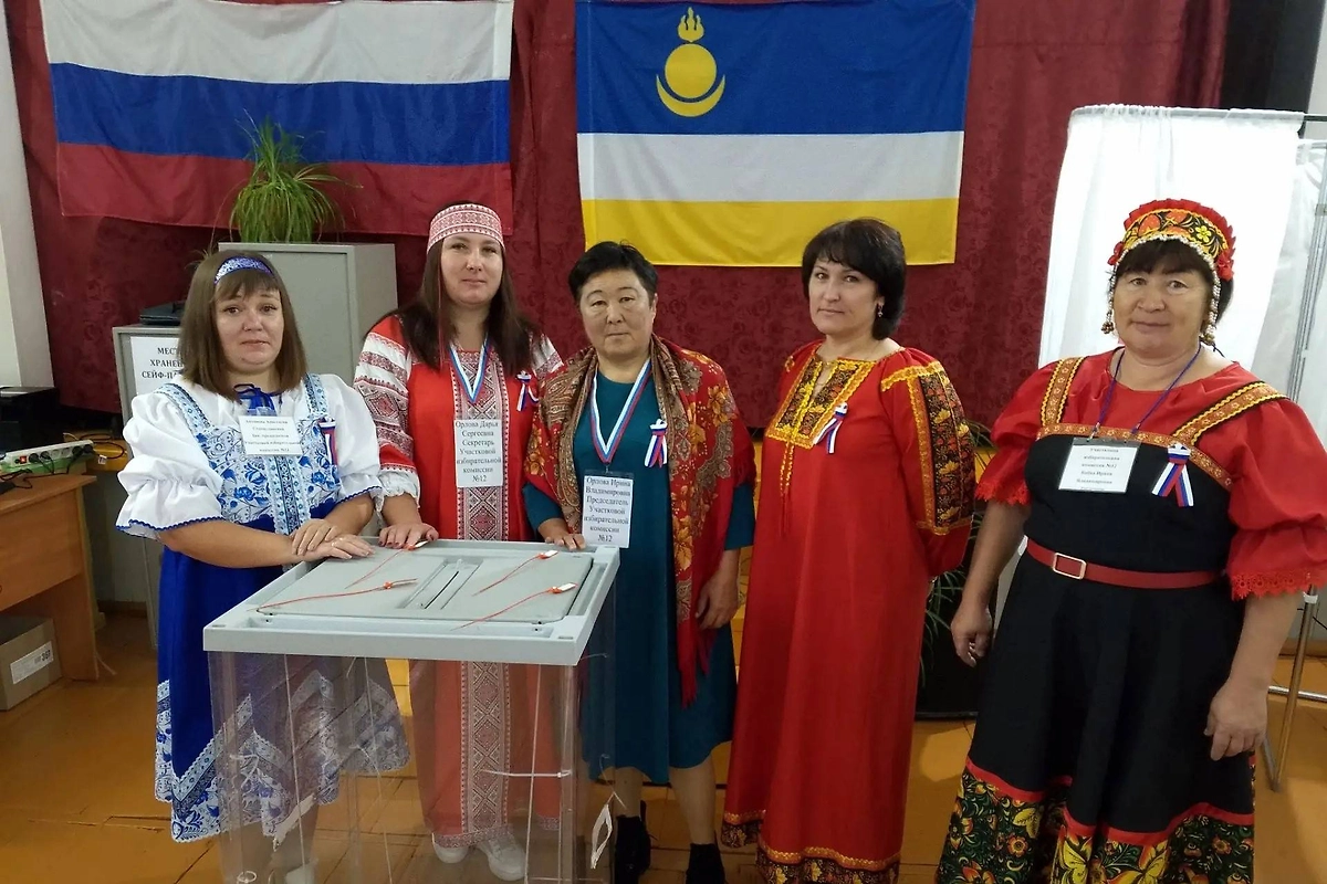 Члены избиркомов Бурятии встречают избирателей в национальных костюмах. Фото © VK / Избирательная комиссия Республики Бурятия