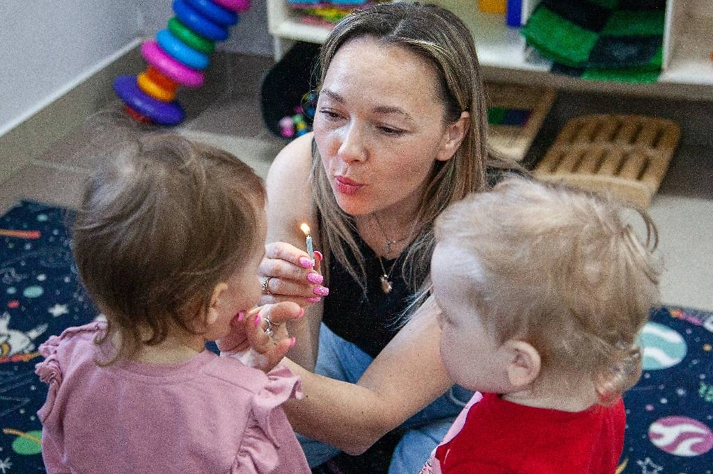 Воспитатели относятся к педагогическим работникам дошкольных учреждений, но официальная статистика включает в эту категорию и другие специальности. Фото © Оксана Король/Бизнес Online/ТАСС 