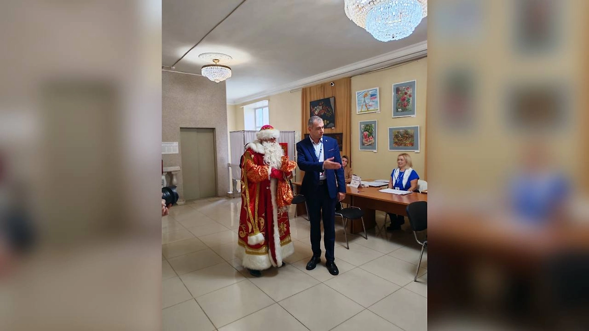 В Люберцах на избирательный участок пришёл Дед Мороз. Фото © VK / Анна Суркова