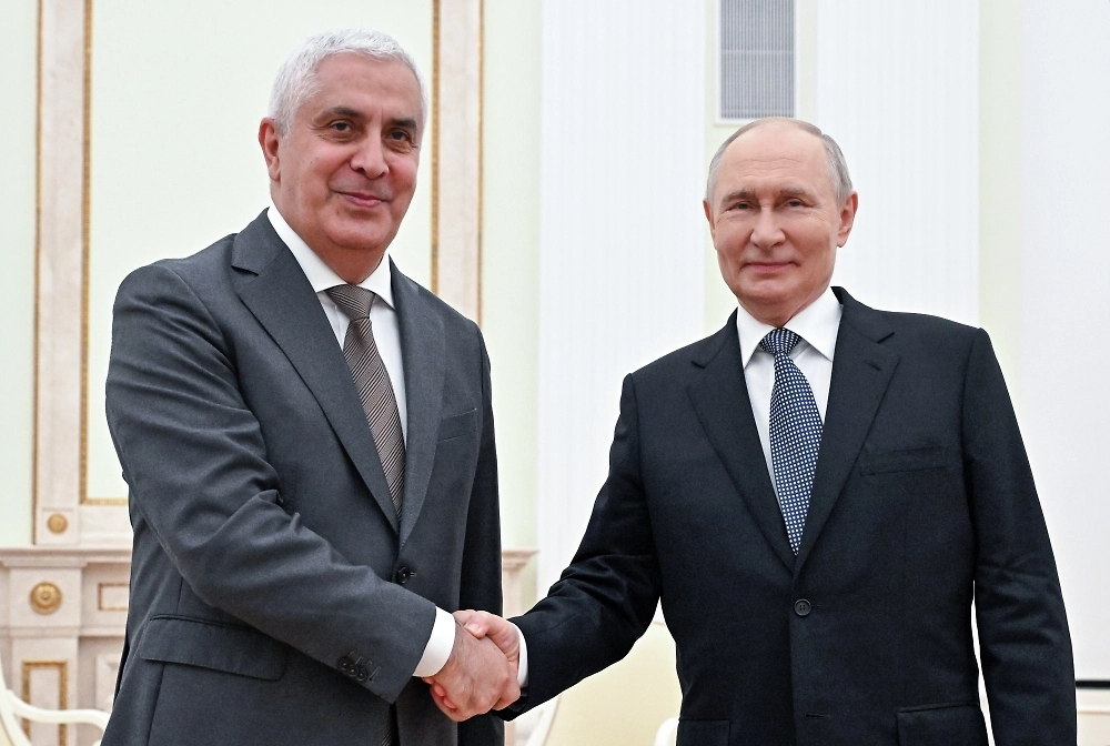 Марат Камболов и Владимир Путин. Обложка © РИА Новости / Кристина Соловьёва