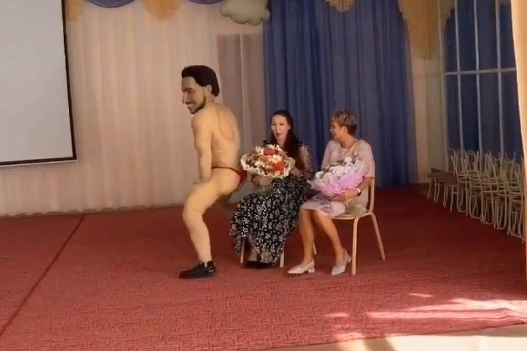 В омском детсаду устроили стриптиз для воспитателей. Обложка © VK /Вкратце | Омск
