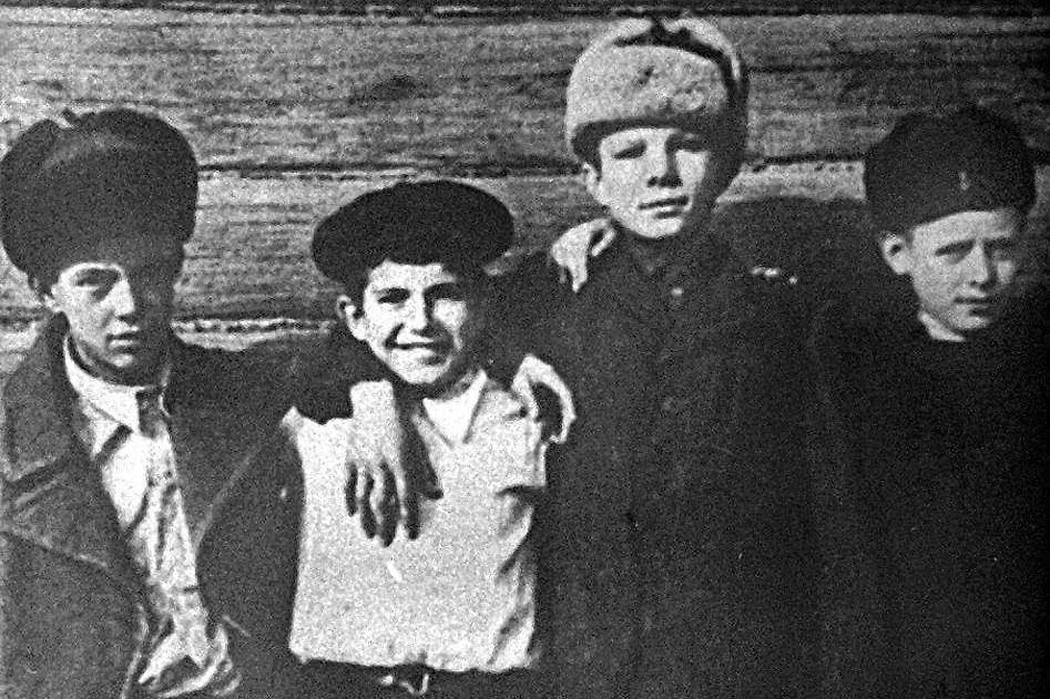 Юрий Гагарин (второй справа) с товарищами, 1946–1947 гг. Обложка © Telegram / Роскосмос