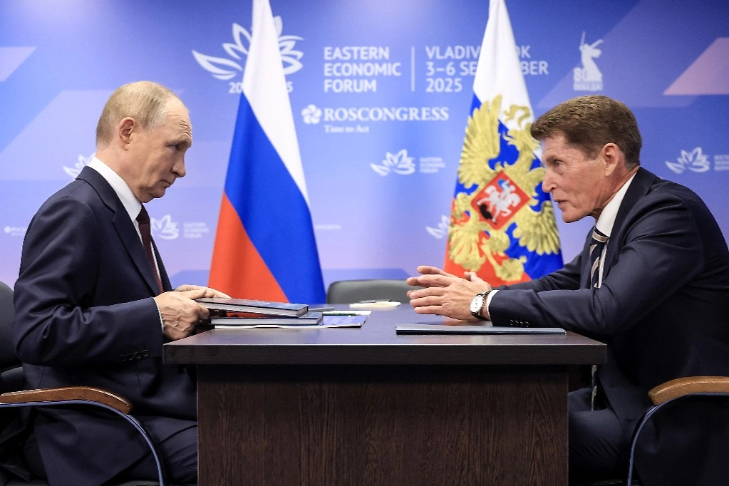 Владимир Путин и Олег Кожемяко. Обложка © ТАСС/POOL/Валерий Шарифулин
