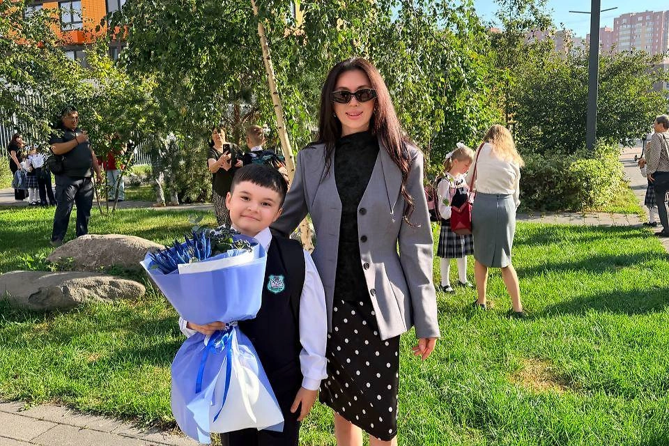 Сын Паши Техника пошёл в первый класс. Обложка © Telegram / Ева Карицкая