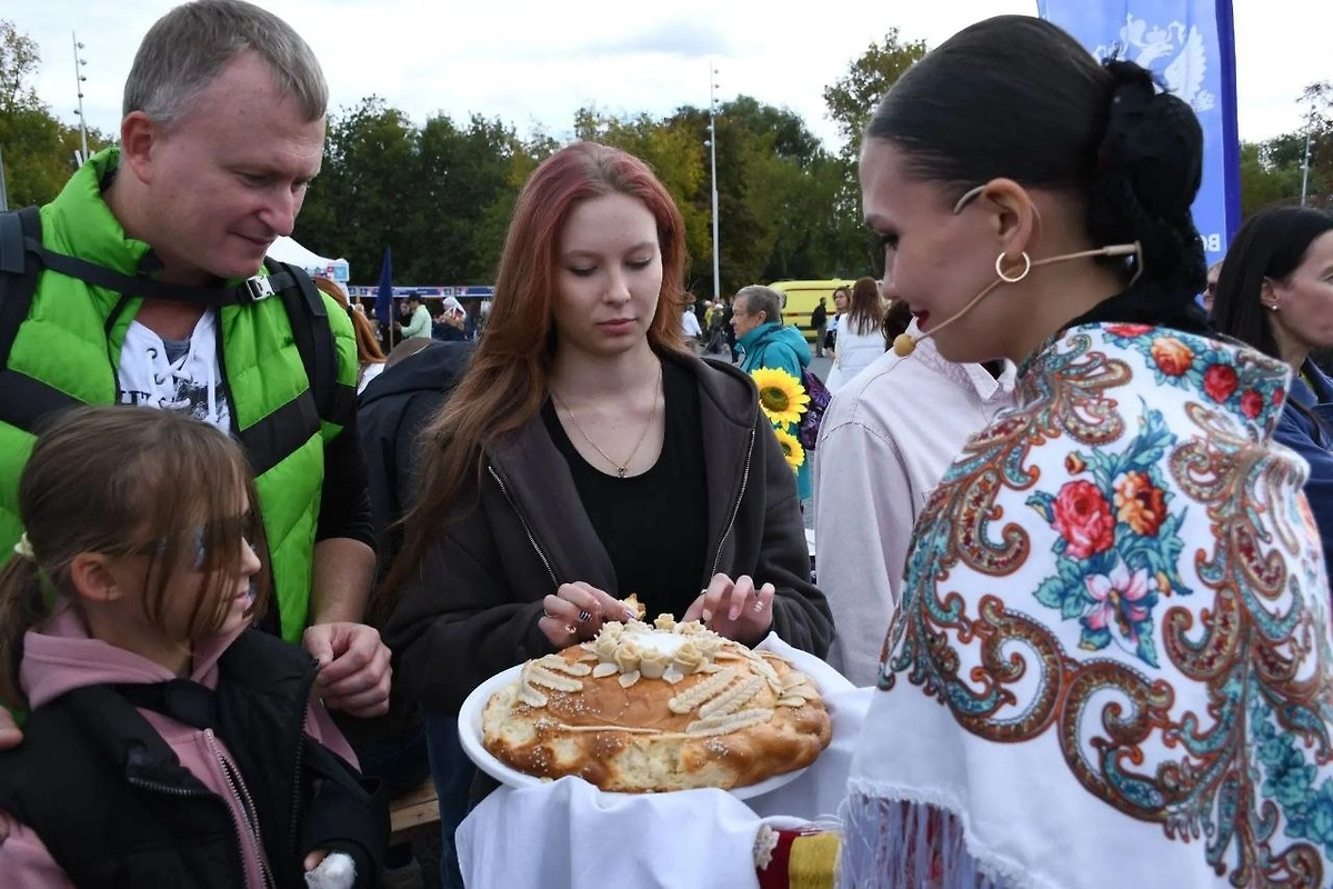 На пяти подворьях посетителям показывали устройство куреней, предметы быта и особенности культуры разных регионов. Фото © Telegram / Политех Платова