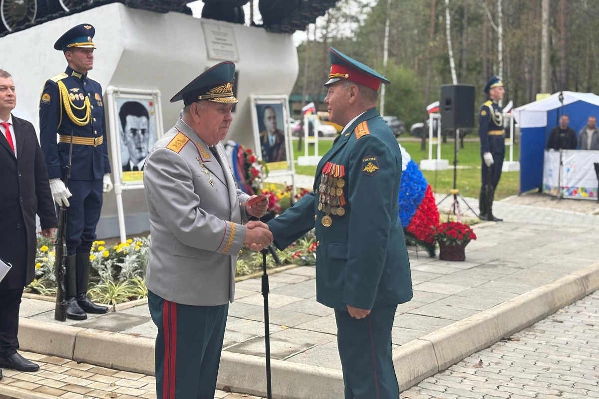 В Приамурье открыли памятник Герою России Виктору Дубынину. Фото © VK / Администрация Благовещенска