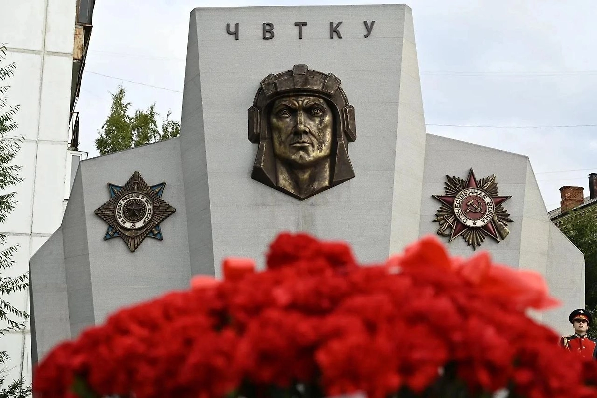 Возрождённому Челябинскому танковому училищу вручили боевое знамя. Фото © Telegram / Правительство Челябинской области