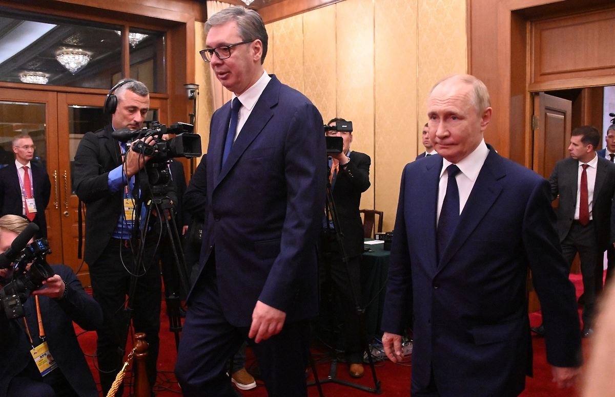 Александр Вучич и Владимир Путин. Обложка © Life.ru
