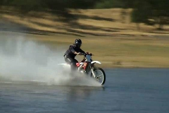 Джейми Хайнеман на мотоцикле: как ведущий шоу «Разрушители легенд» пытался проехать по воде озера? Фото © YouTube / Discovery