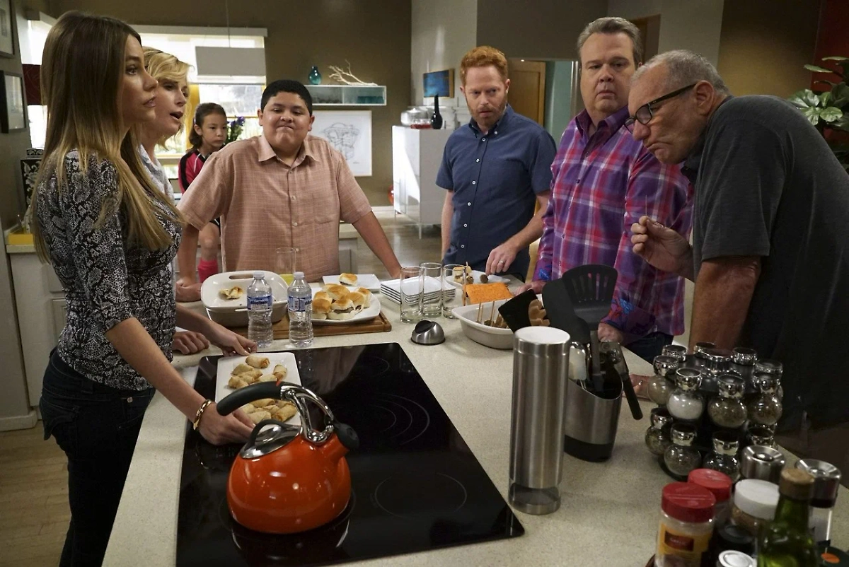 Сериал «Американская семейка»: как герои сериала сохраняют близость, несмотря на ссоры и разницу характеров? Фото © Кадр из сериала «Американская семейка», режиссёры Гейл Манкусо, Стивен Левитан, Бет МакКарти-Миллер и др., сценаристы Пол Корригэн, Брэд Уолш, Стефен Ллойд и др.