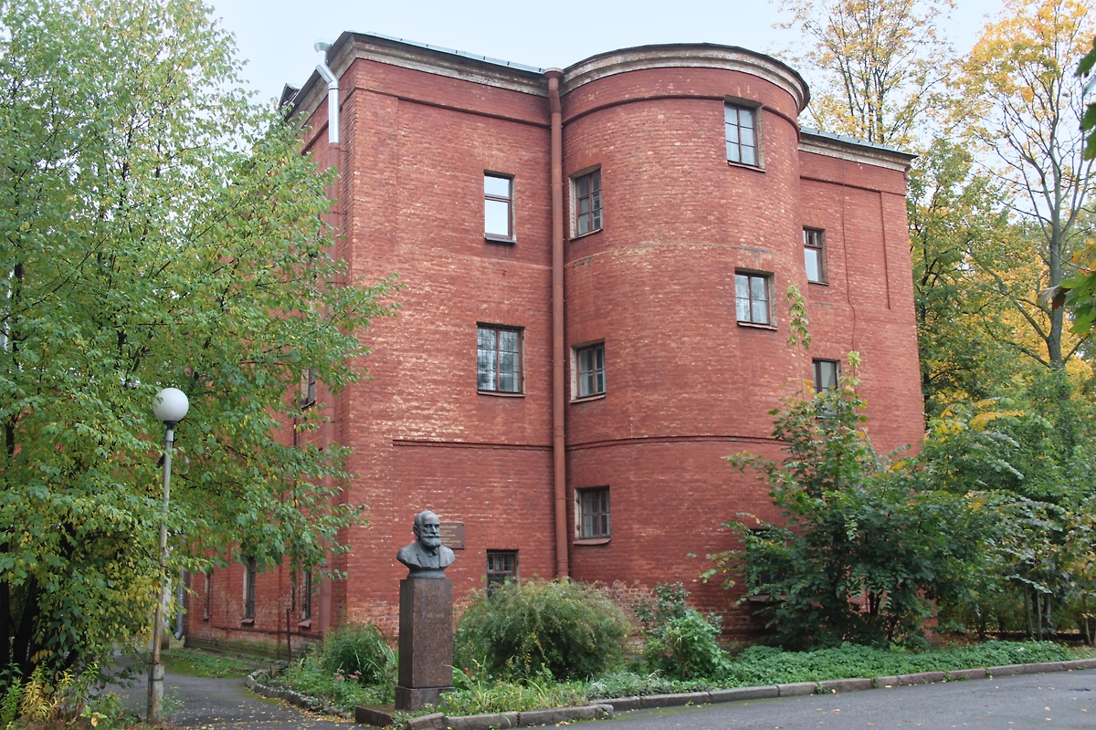 Башня молчания и лаборатория Павлова в Колтушах. Фото © Wikipedia / FotoRand