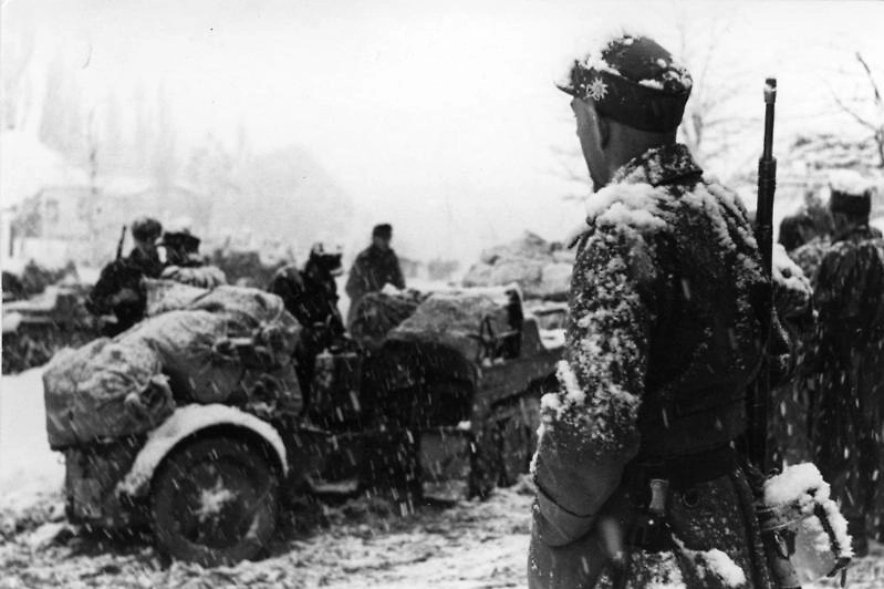 Немецкие горные егеря на Кавказе зимой 1942 года. Суровые погодные условия и сложный рельеф стали одной из проблем наступавших частей вермахта. Фото © Wikipedia