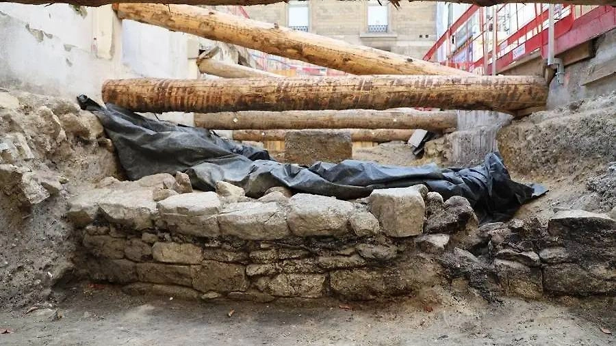 В Париже нашли стену галльской Лютеции со следами пожара 52 года до н.э. Фото © X / Ministère de la Culture