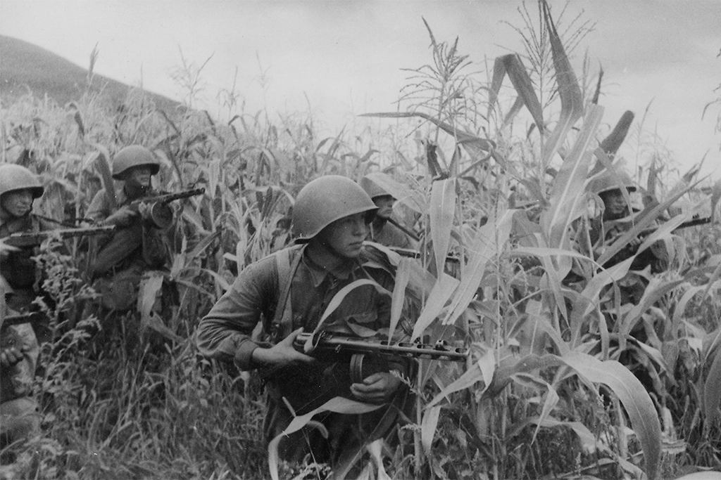 Советские бойцы во время боёв на Северном Кавказе. В 1943 году Красная армия перешла в наступление и начала вытеснять немецкие войска из региона. Фото © ТАСС / Яков Халип / «Красная звезда»