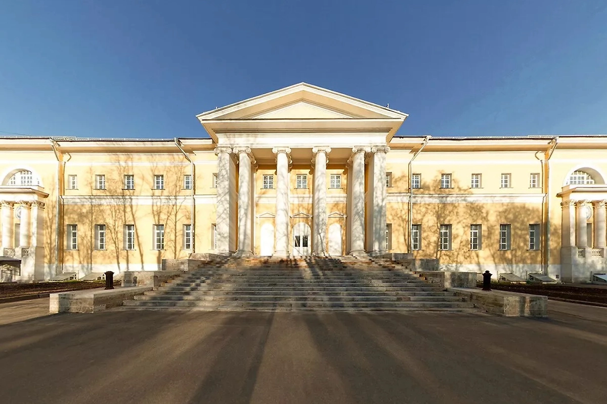 Павловская больница после революции и сегодня. Фото © Главархив Москвы / С. Губачев