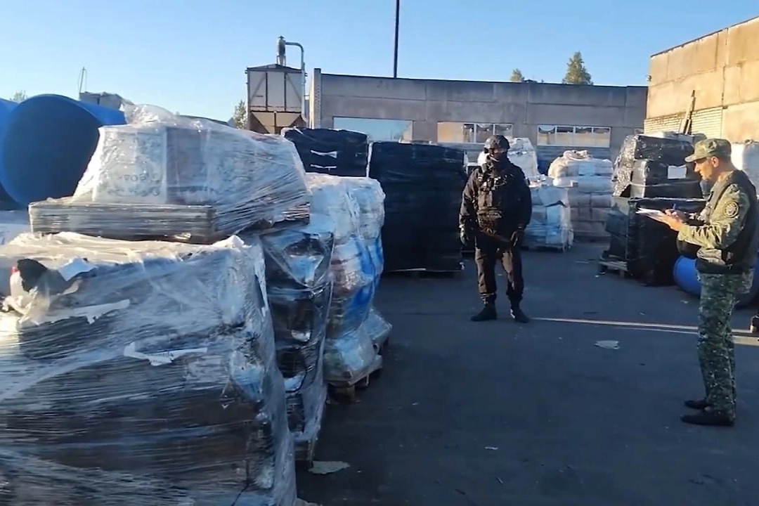 В Ленинградской области завершили расследование дела о продаже опасной спиртосодержащей продукции. Обложка © Telegram / СУ СК России по Ленинградской области