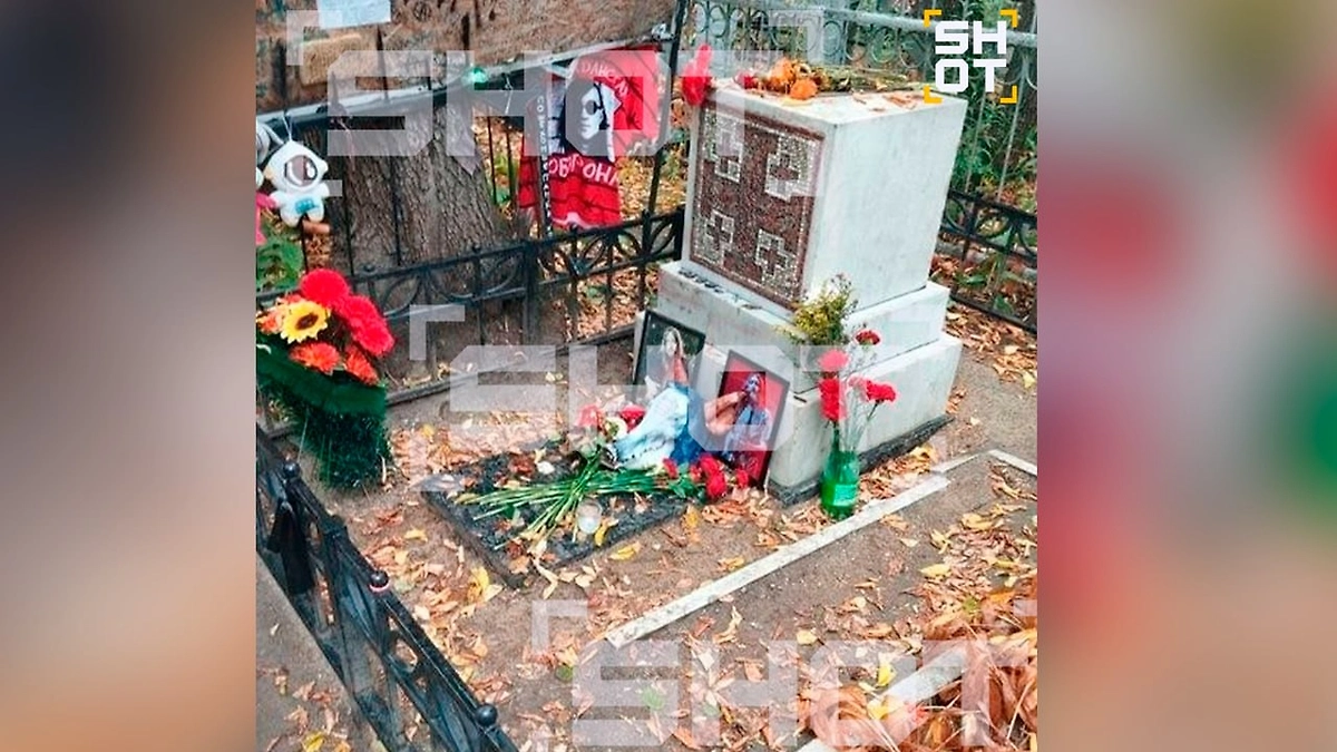 Свиную голову с надписями на латыни подложили к могиле Егора Летова в Омске. Фото © SHOT