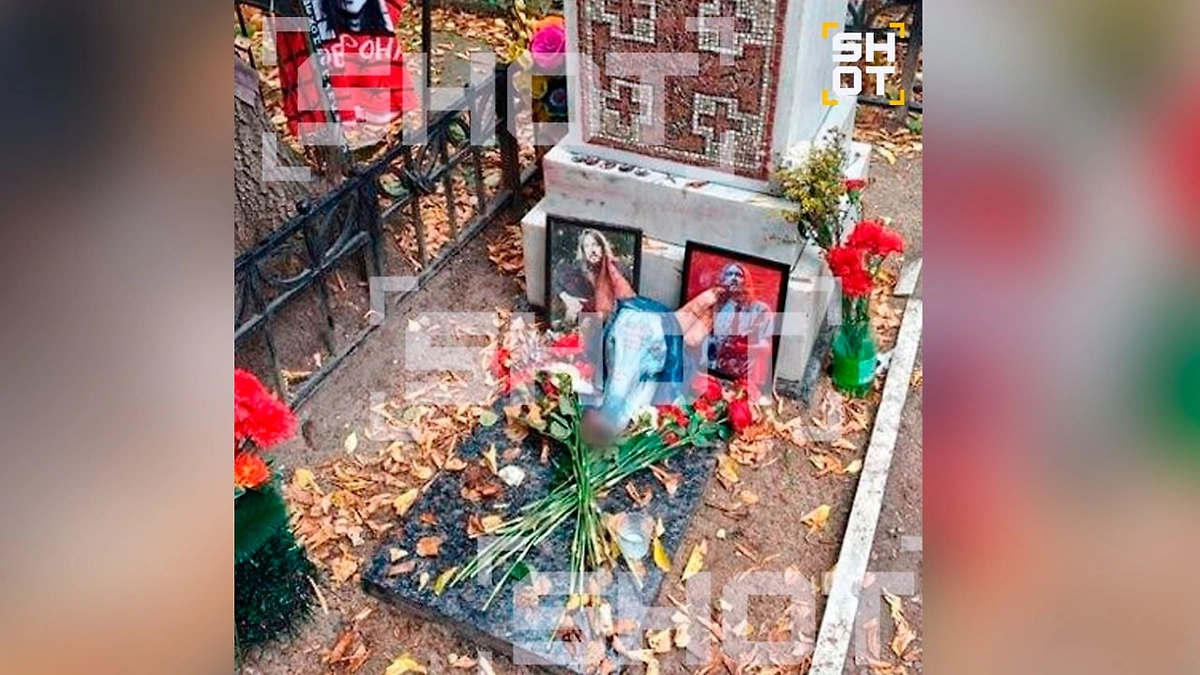 Свиную голову с надписями на латыни подложили к могиле Егора Летова в Омске. Фото © SHOT