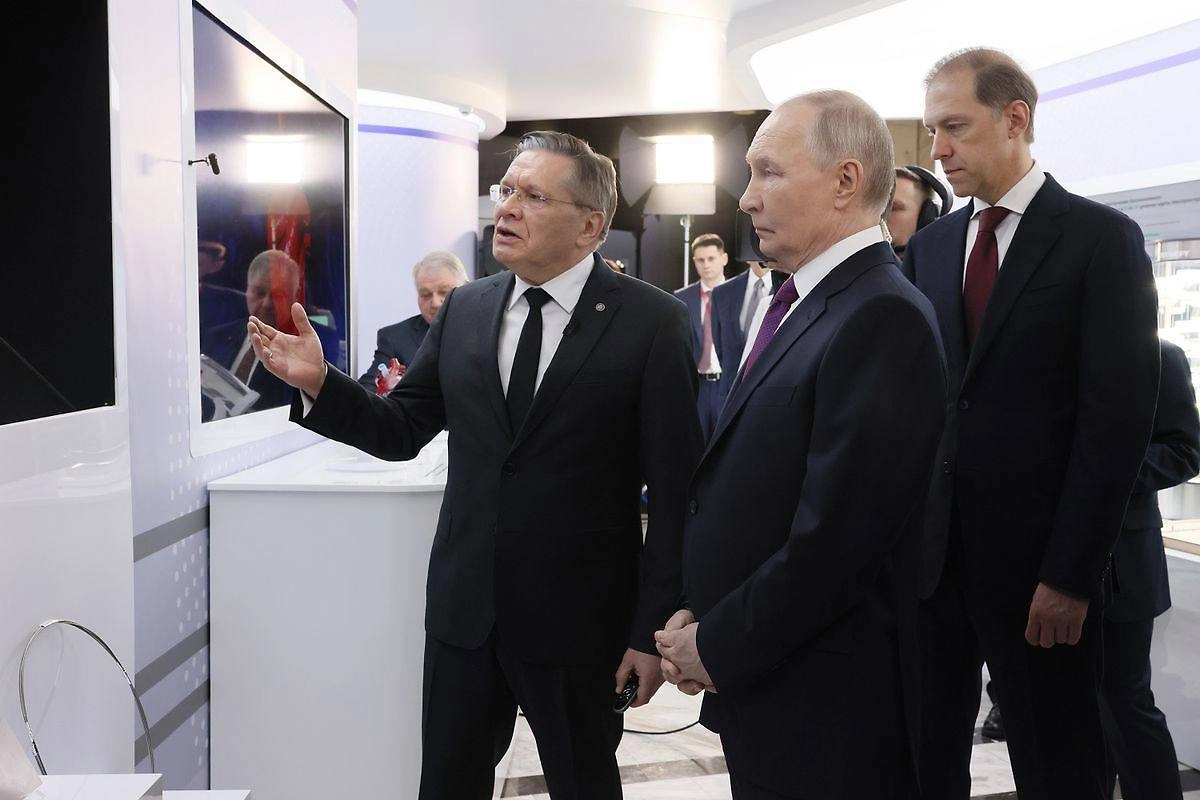 Алексей Лихачёв и Владимир Путин (слева-направо). Обложка © Telegram / Росатом