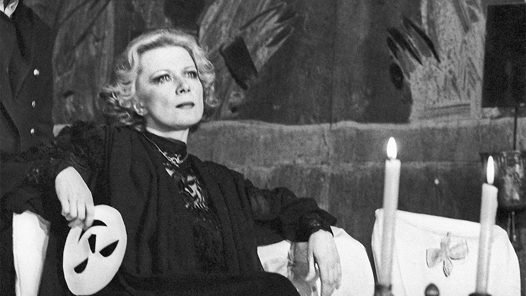 Алла Демидова в роли Маши в спектакле «Три сестры», 1981 год. Фото © ТАСС / Виктор Великжанин 