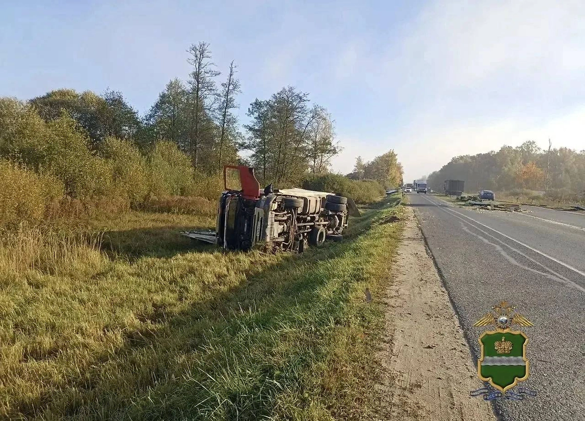 Попавший в ДТП грузовик. Фото © Макс / @МВД40