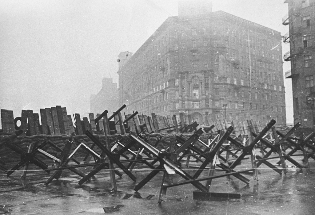 Противотанковые «ежи» в Москве. Фото © Wikipedia / RIA Novosti archive