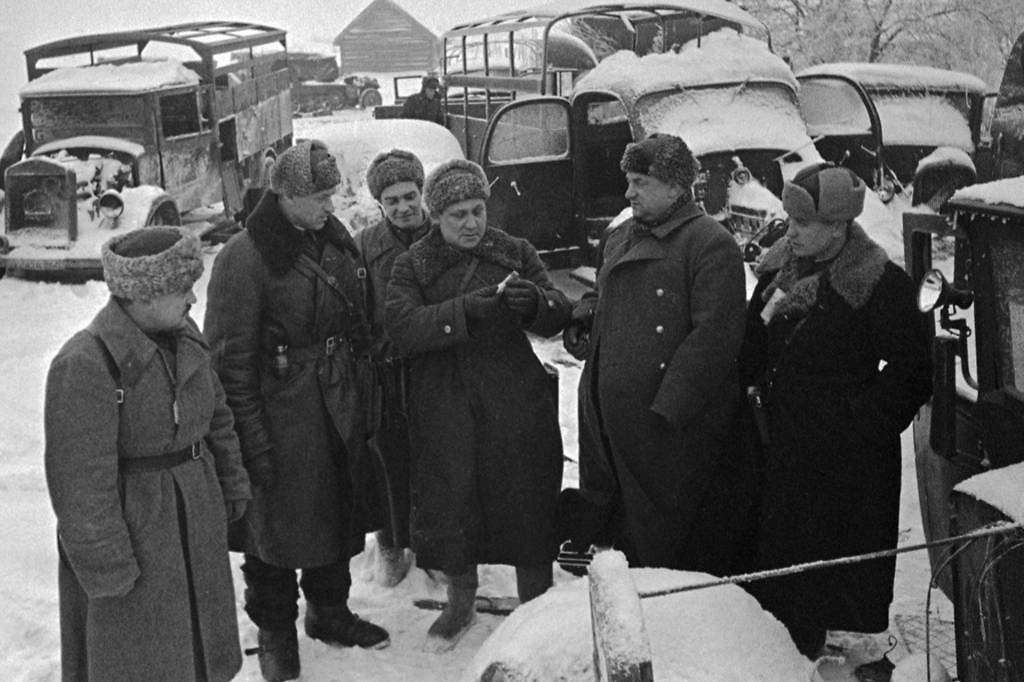Командующий 16-й армией генерал-лейтенант К. К. Рокоссовский (второй слева). Фото © Wikipedia / RIA Novosti archivе