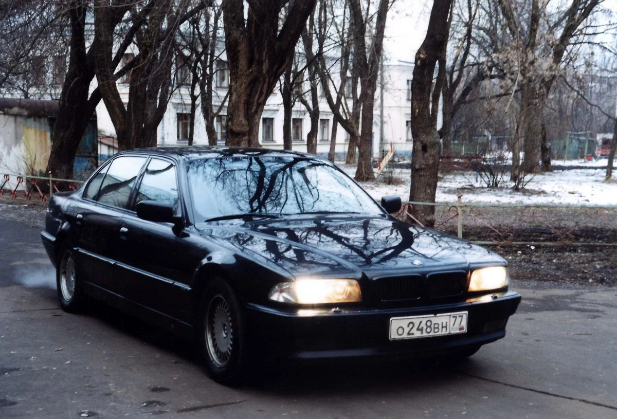 «Бумер» снимали личный BMW продюсера Сергея Члиянца. Фото © Кадр из фильма «Бумер», режиссёр Пётр Буслов, сценаристы Денис Родимин, Пётр Буслов