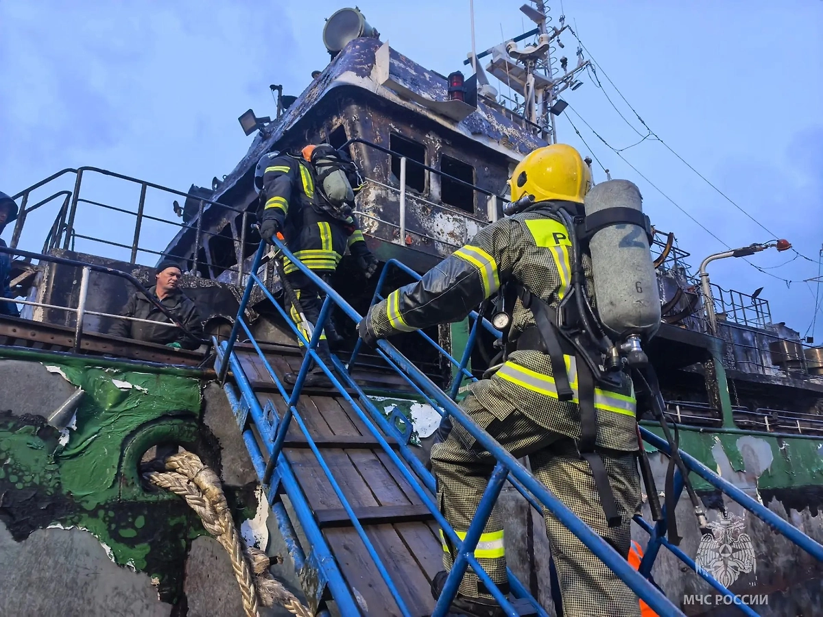 Пожарные осматривают судно. Фото © Макс / ГУ МЧС России по Камчатскому краю