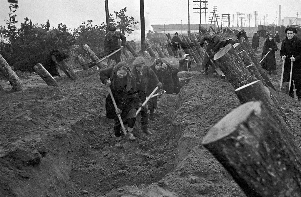 Москвичи роют окопы на подступах к столице. Фото © Wikipedia / RIA Novosti archive
