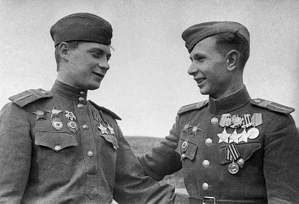 Участники советско-японской войны после завершения Маньчжурской наступательной операции: старшины Иван Коршунов и Алексей Афанасенко. Фото © Александр Становов/ТАСС 