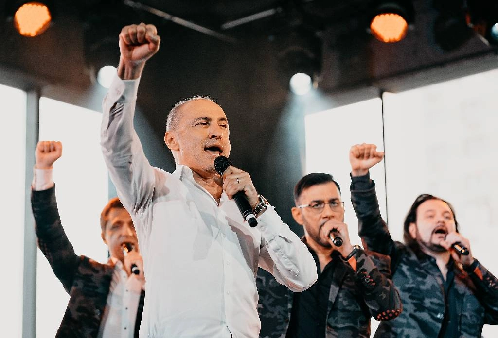 На первом плане - руководитель хора Михаил Турецкий. Фото © Пресс-служба Департамента культуры Москвы/ТАСС 