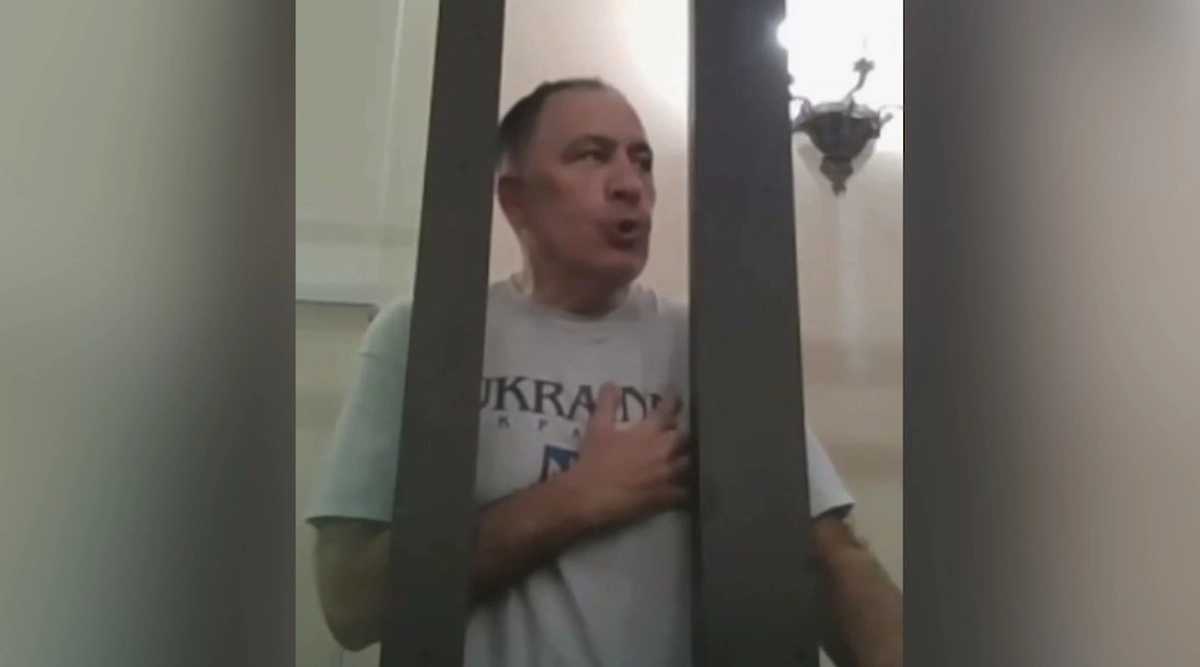 Саакашвили спел гимн Украины на заседании суда в Тбилиси. Обложка © Telegram /Политика страны