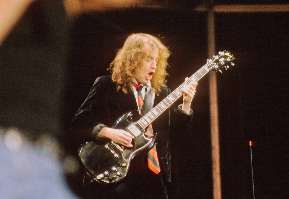 Гитарист AC/DC Ангус Янг. Концерт в Тушино остался единственным выступлением группы в СССР и России. Фото © imago images/isslerimages