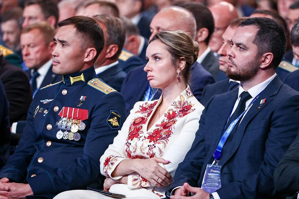 Герой России Дашибал Мункожаргалов и уполномоченный при президенте РФ по правам ребёнка Мария Львова-Белова (слева направо). Обложка © ТАСС / Михаил Терещенко
