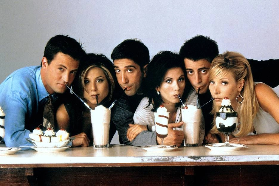 Сериалу «Друзья» 32 года: какие сцены заставляют иначе взглянуть на отношения главных героев? Фото © ТАСС / Rights Managed