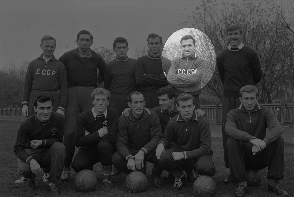 Сборная СССР по футболу в 1958 году. Никита Симонян, выделенный на снимке, стал автором первого гола советской команды в истории чемпионатов мира. Фото © ТАСС / Олег Бухарев