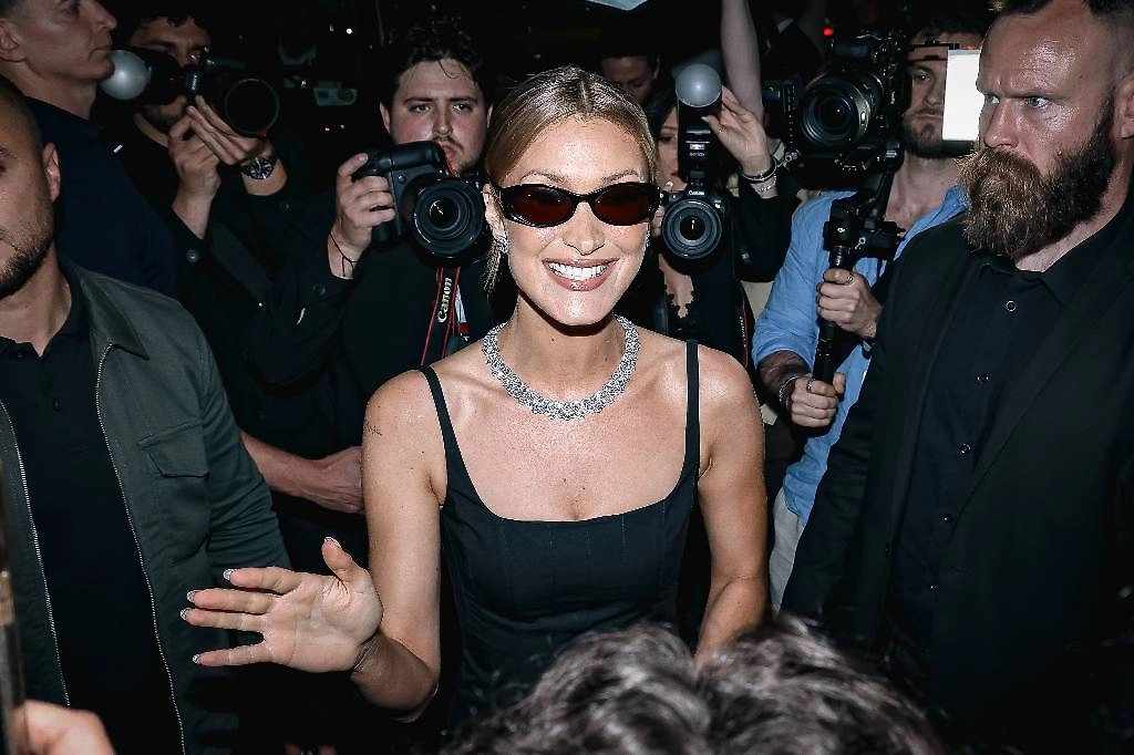 Белла Хадид в объективе фотографов. В последние годы модель совмещает fashion-карьеру с развитием собственного бренда Ôrəbella и работой в кино. Фото © Alessandro Bremec/IPA via ZUMA Press