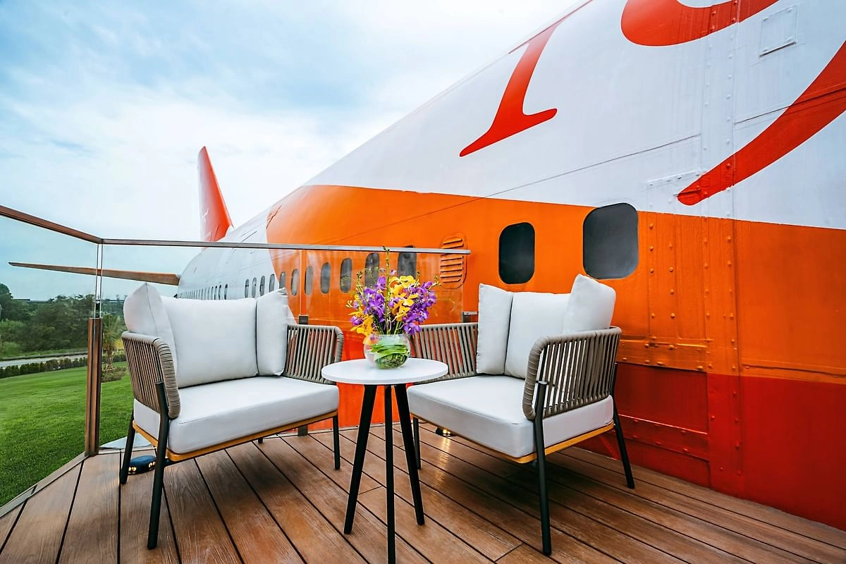 В Малайзии открылся отель с люксами внутри Boeing 747. Обложка © 1975 Avenue & Hotel