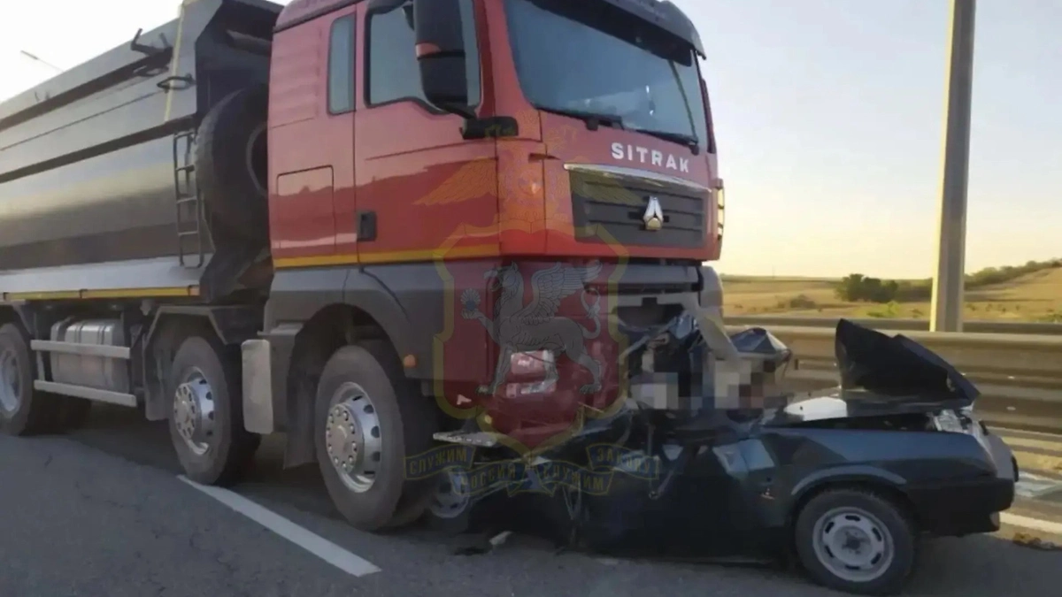 Грузовик смял машину на «Тавриде» в Крыму. Фото © Telegram /МВД Крым
