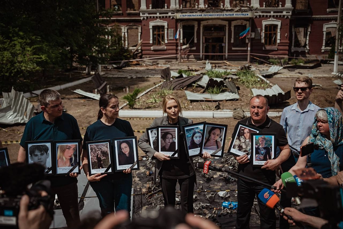 В Старобельске Лантратова вместе с родственниками погибших показала иностранным журналистам последствия удара по колледжу. Фото © Пресс-служба Уполномоченного по правам человека
