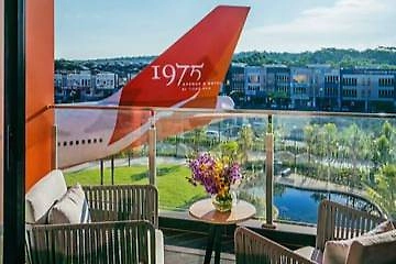 В Малайзии открылся отель с люксами внутри Boeing 747. Фото © 1975 Avenue & Hotel