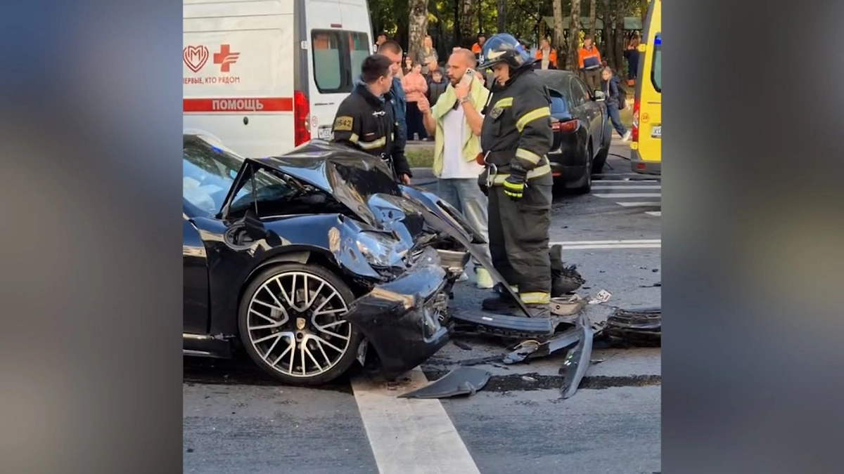 Porsche, Infiniti и BMW смяло в массовом ДТП на западе Москвы, трое пострадали. Обложка © Telegram / SHOT