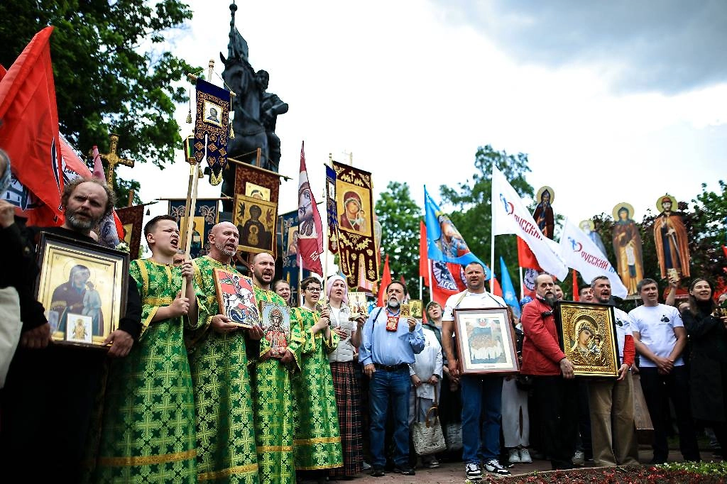 Участники крестного хода с иконами, хоругвями и российскими флагами. На шествие 6 сентября разрешено брать каноническую церковную атрибутику. Фото © Михаил Терещенко/ТАСС