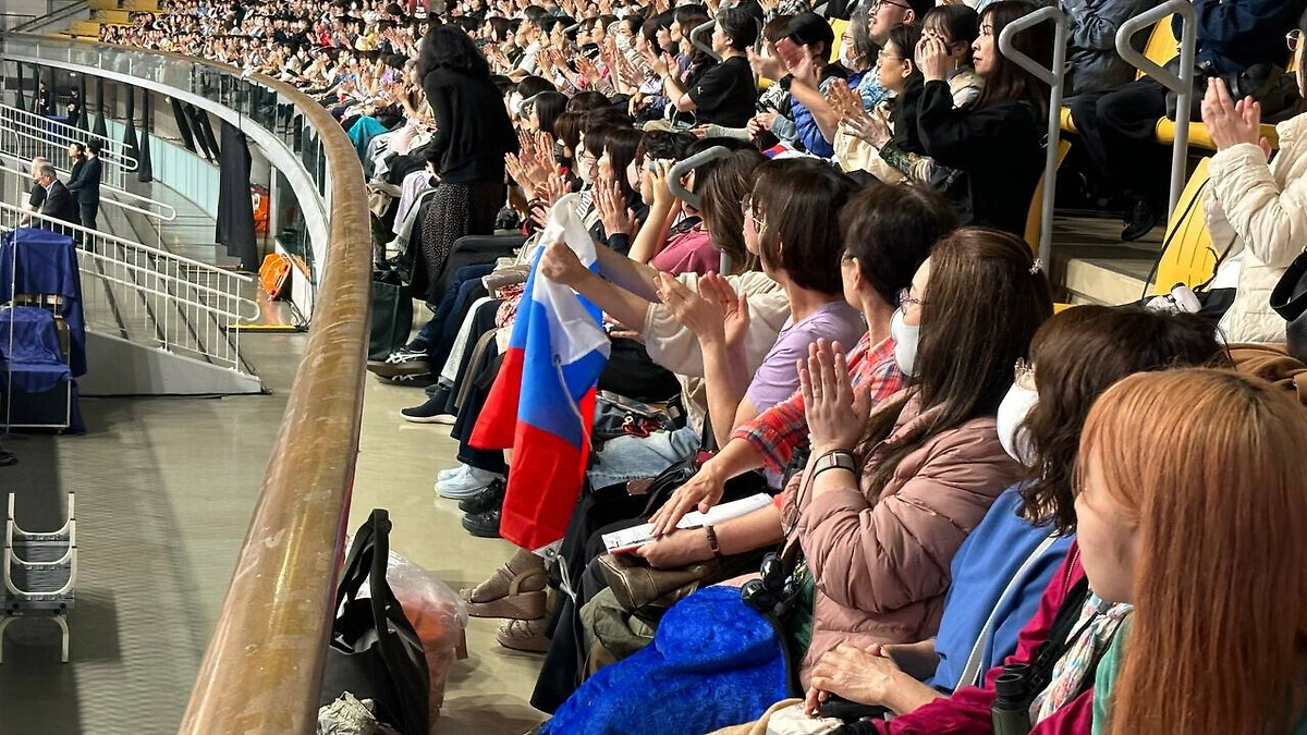 Российский флаг на трибунах в Токио. Фото © Мария Строгачева / Матч ТВ