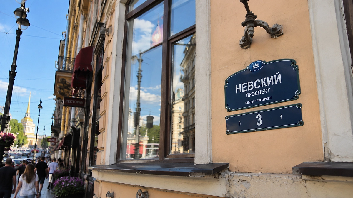Санкт-Петербург и Ленинградская область: почему два соседних региона называются по-разному? ИИ-иллюстрация: создано редакцией Life.ru с использованием ChatGPT (OpenAI)