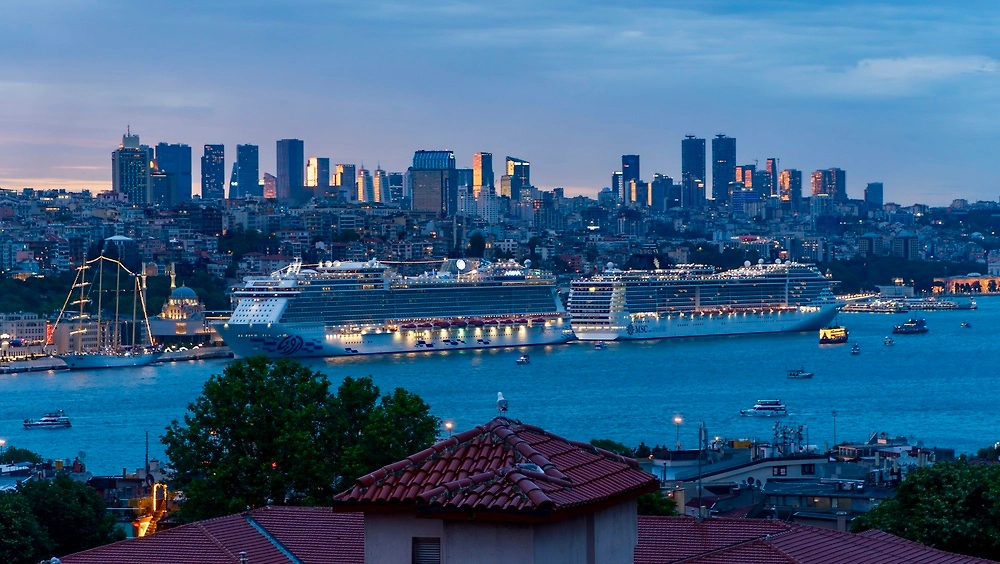 Обложка © Shutterstock / FOTODOM / Igor Batkanov