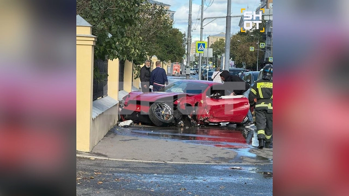 Красная Ferrari, врезавшаяся в забор в центре Москвы. Фото © SHOT